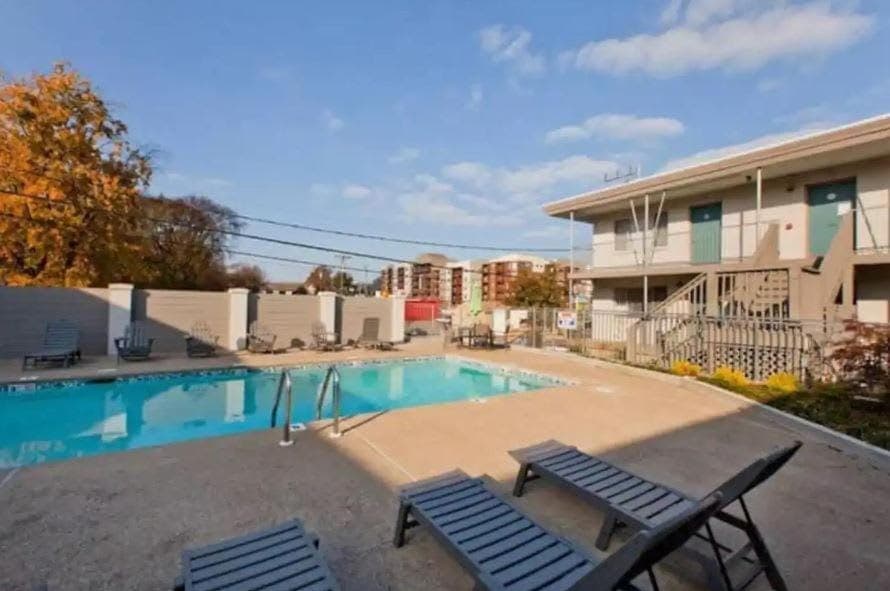Cozy Bohemian Condo with Pool by Barcle House in Berry Hill