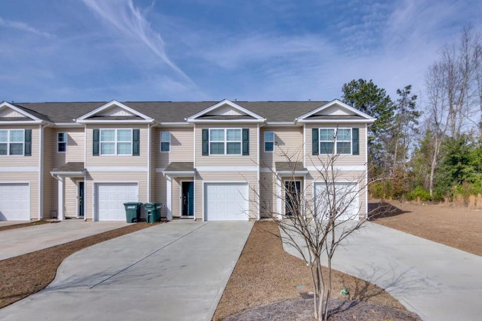 Near Base & Shopping: Modern Sumter Townhome! House in Sumter