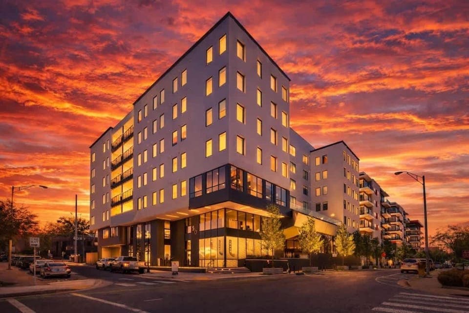 Pianissimo-2 Units-Rooftop Pool-Gym-On Music Row House in Music Row