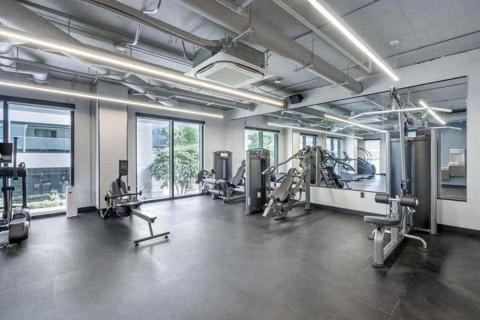 Pianissimo-2 Units-Rooftop Pool-Gym-On Music Row House in Music Row