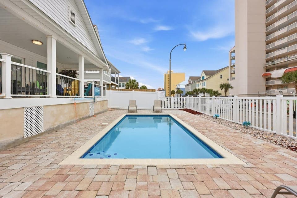 White Lotus Beach Retreat w Pool and Ocean Peek House in Crescent Beach