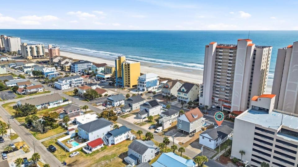 White Lotus Beach Retreat w Pool and Ocean Peek House in Crescent Beach