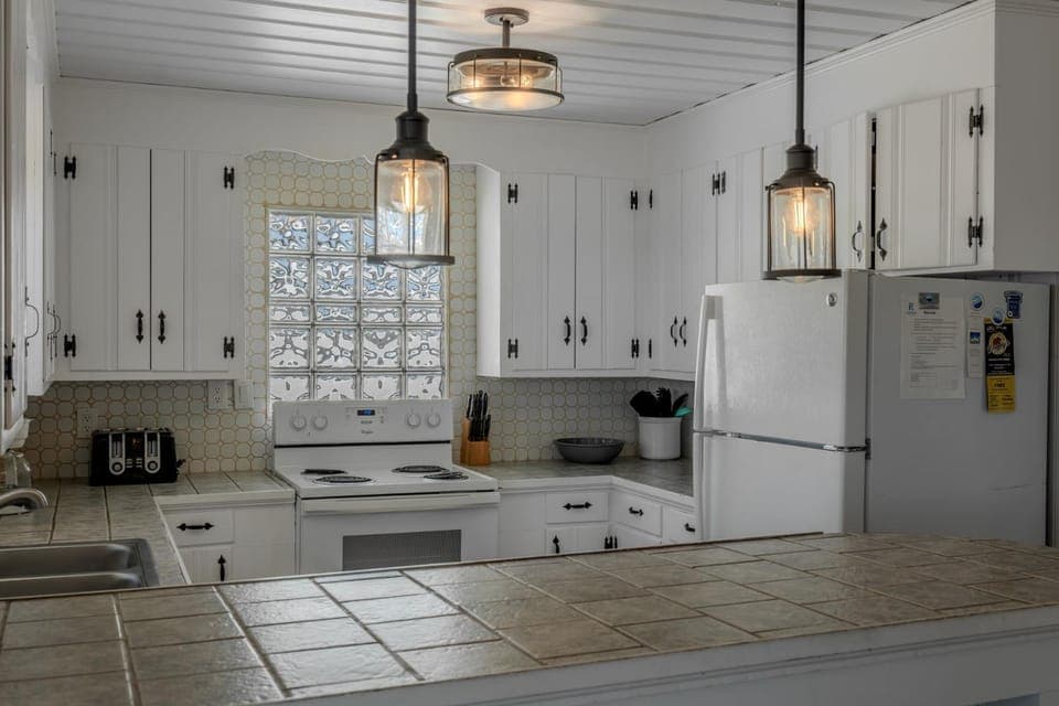 Pet Friendly! Private Pool and Oversized Deck! Inlet Home for 16! Mystic C House in Garden City