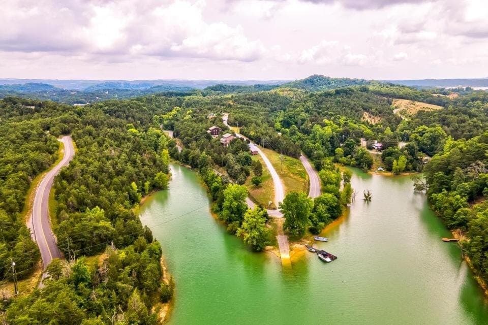 Spectacular Lake Cabin! Sleeps 14, Private Lake Access and Dock, Hot Tub, Free Parking! Cabin in Douglas Lake