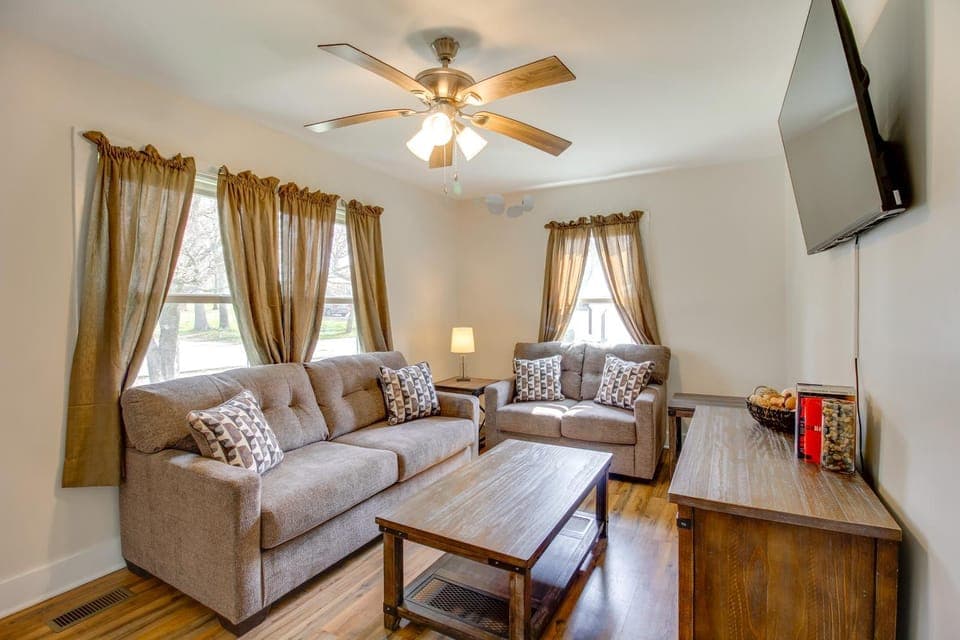 Lakes, Whiskey & More! Charming Home in Tullahoma House in Tennessee