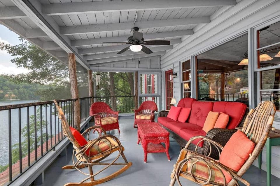 4BR Lakefront Dock Boat Rental Free Tix House in Lake Lure