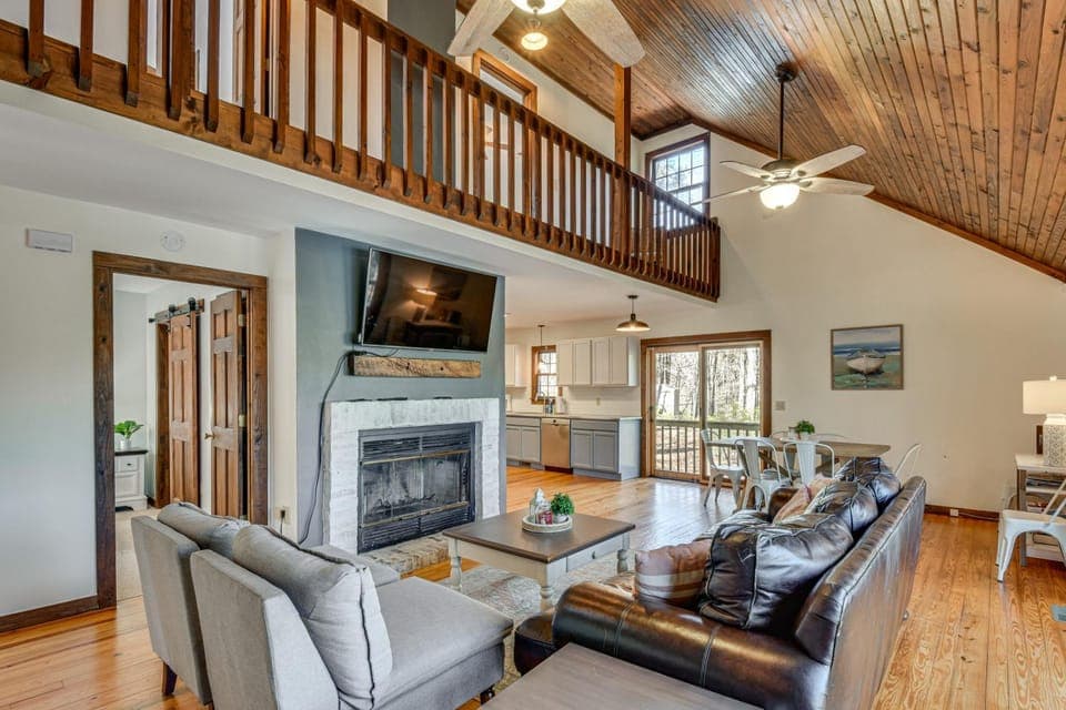 Lake Keowee Family Retreat w/ Private Dock House in Lake Hartwell