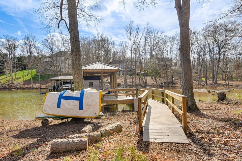 Sprawling Group Getaway w/ Dock on Lake Wylie! House in Lake Wylie