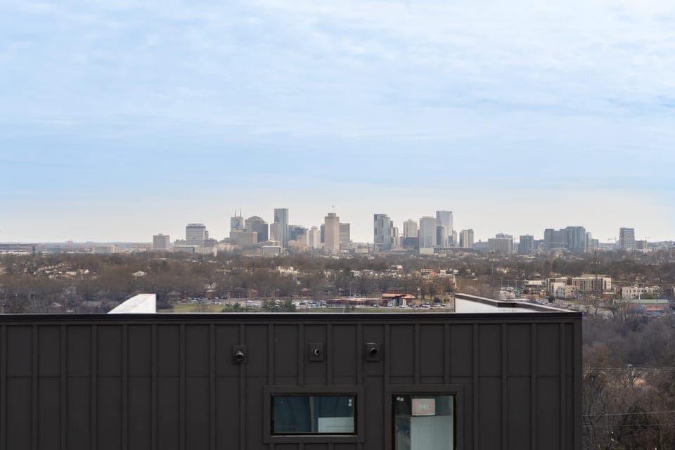 The Groovy Goodrich - Rooftop Hot Tub and City Views House in Nashville