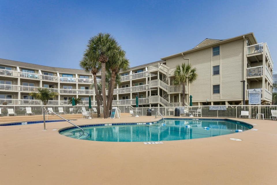Steps to Shore & Restaurants: Coligny Beach Gem! House in Coligny Beach