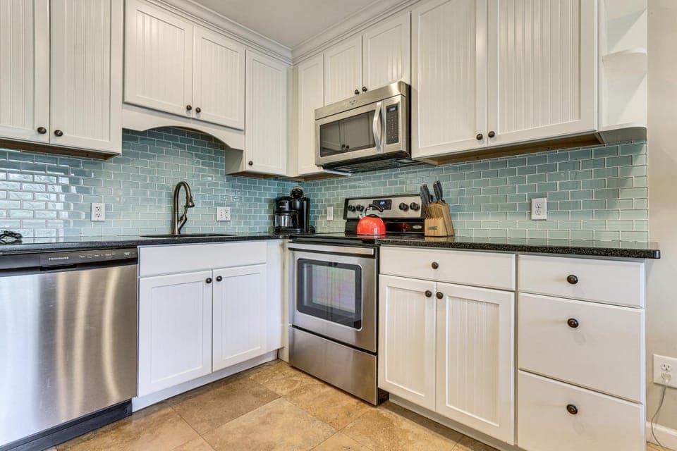 Steps to Shore & Restaurants: Coligny Beach Gem! House in Coligny Beach