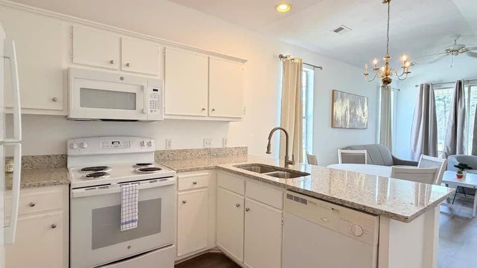 Sunny River Oaks Retreat 2BR Golf Condo Apartment in Carolina Forest
