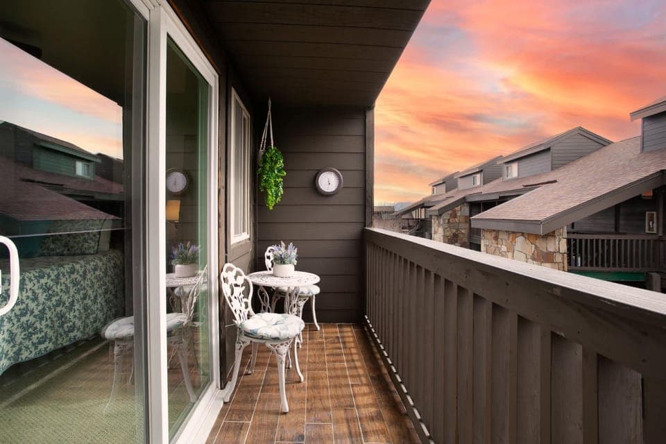 Cozy Escape w Balcony Mtn Views & Resort Perks House in Gatlinburg