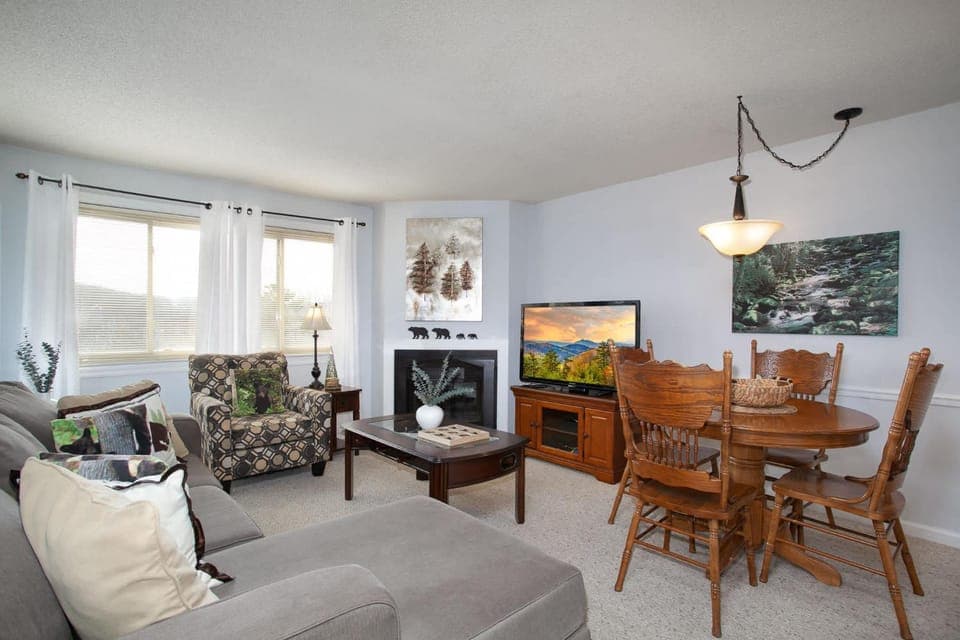 Cozy Escape w Balcony Mtn Views & Resort Perks House in Gatlinburg