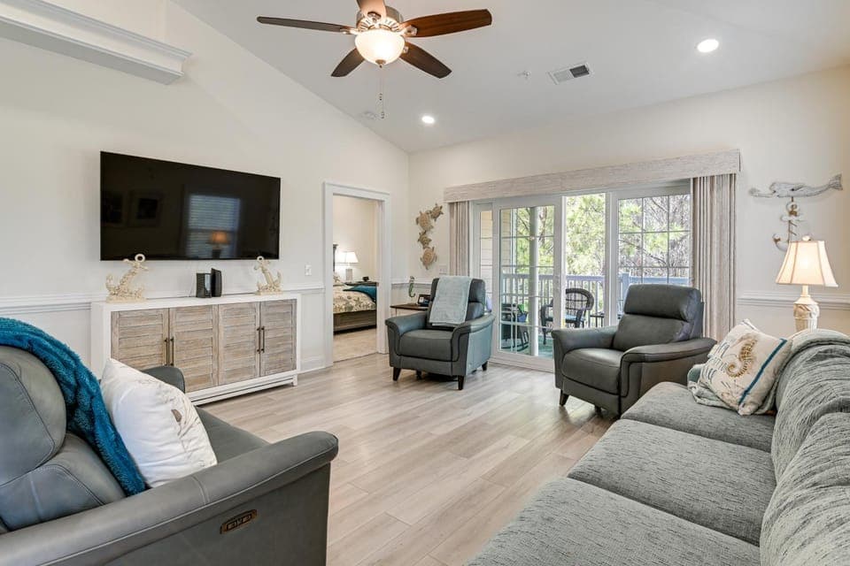 1 Mi to Beach! Sleek Golf & Pool Retreat House in Garden City
