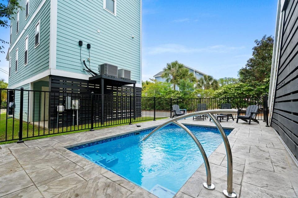 5BR Luxury House- Steps to sand-Private Pool House in Garden City