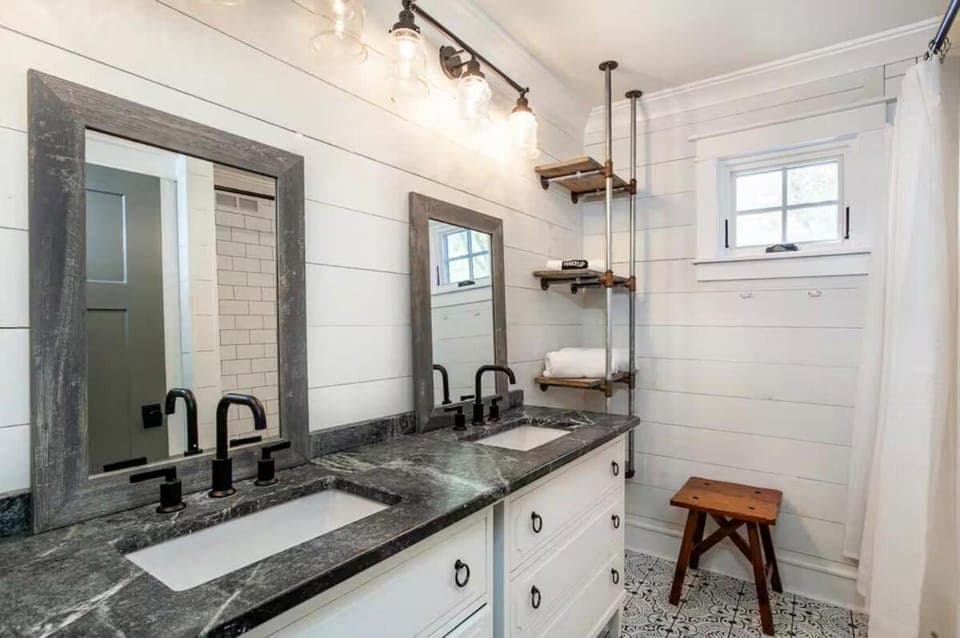 Relaxing 5BR Lake House Retreat House in Oak Ridge