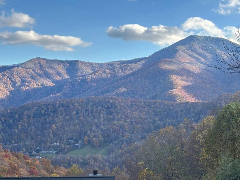 Maggie Valley Cabin - Hot Tub - Spectacular Views - Sleeps 7 Cabin in Maggie Valley