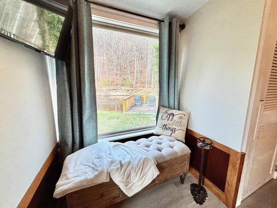 Bedroom, River view