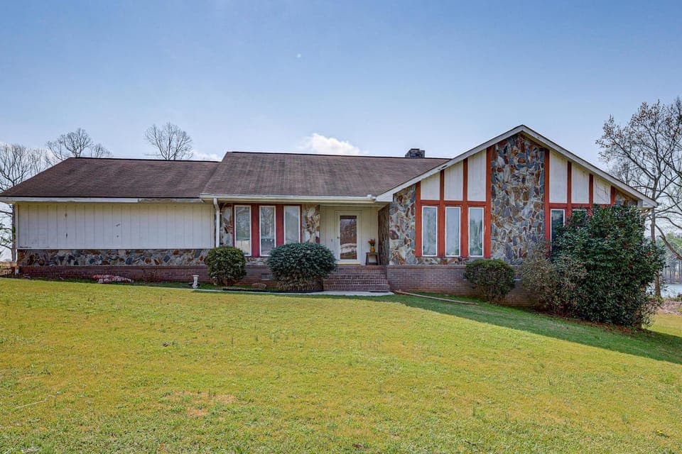 Waterfront Home w/ Views on Bear Creek Reservoir! House in Athens