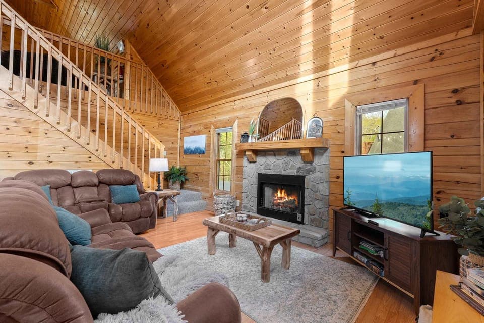 New Peaceful Mtn Retreat Near Lake Hot Tub House in Douglas Lake