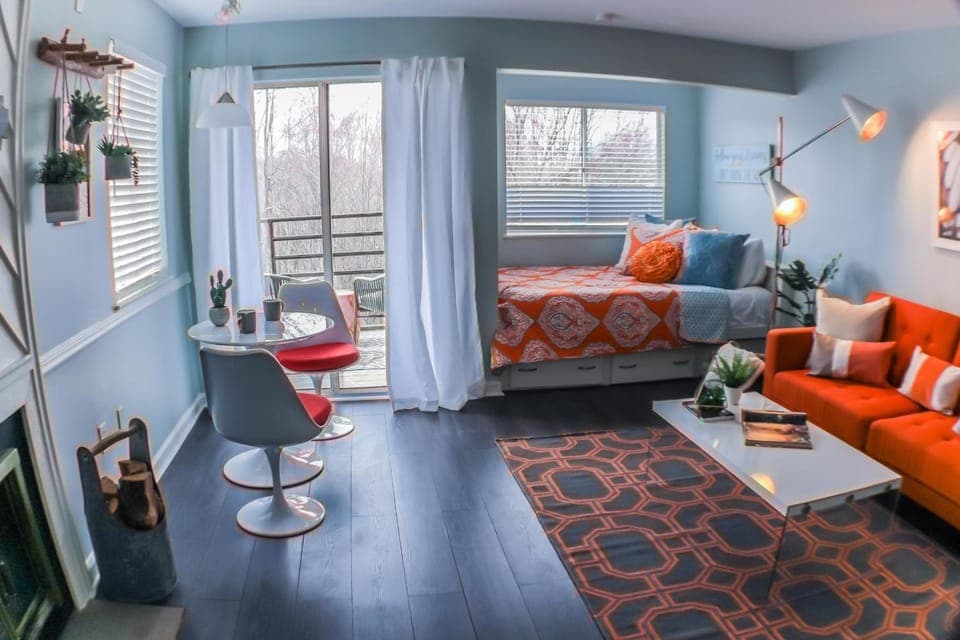 Mountain Monarchy Studio for 2 Condo, Pools, Wifi & Cable Apartment in Gatlinburg