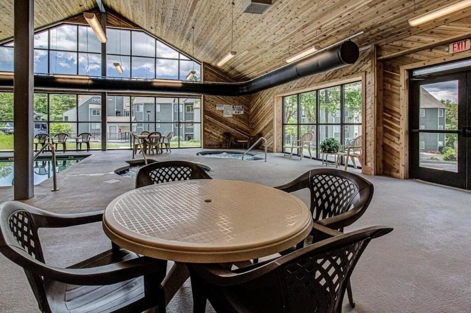 Bears and Freedom Studio Condo for 2 wifi pool Apartment in Gatlinburg