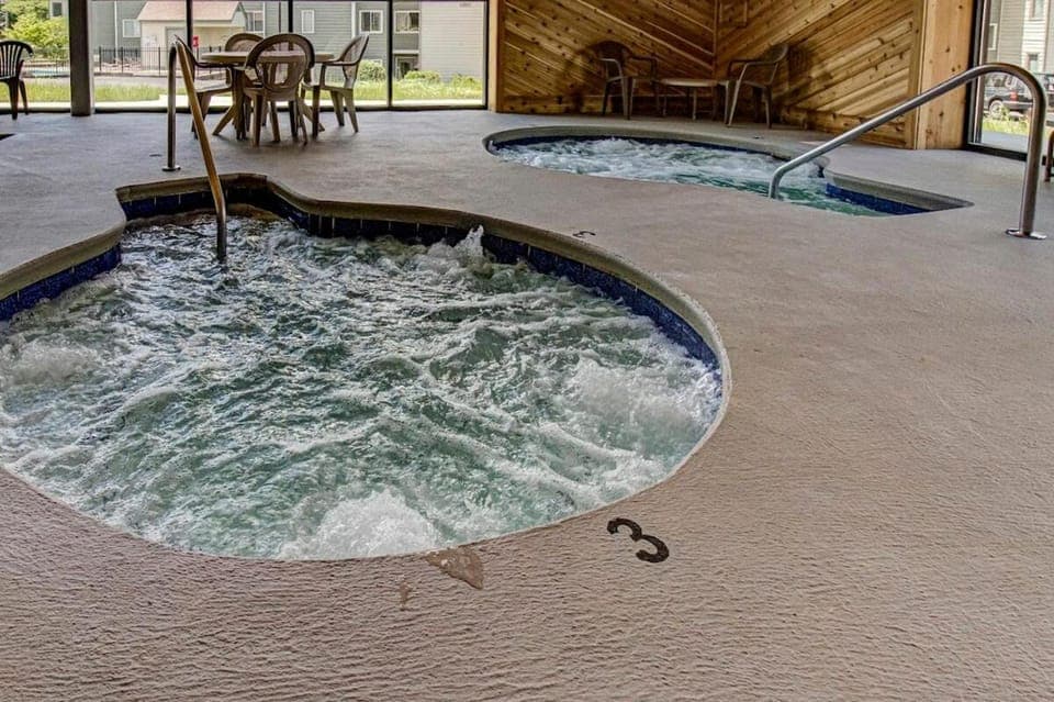 Bears and Freedom Studio Condo for 2 wifi pool Apartment in Gatlinburg