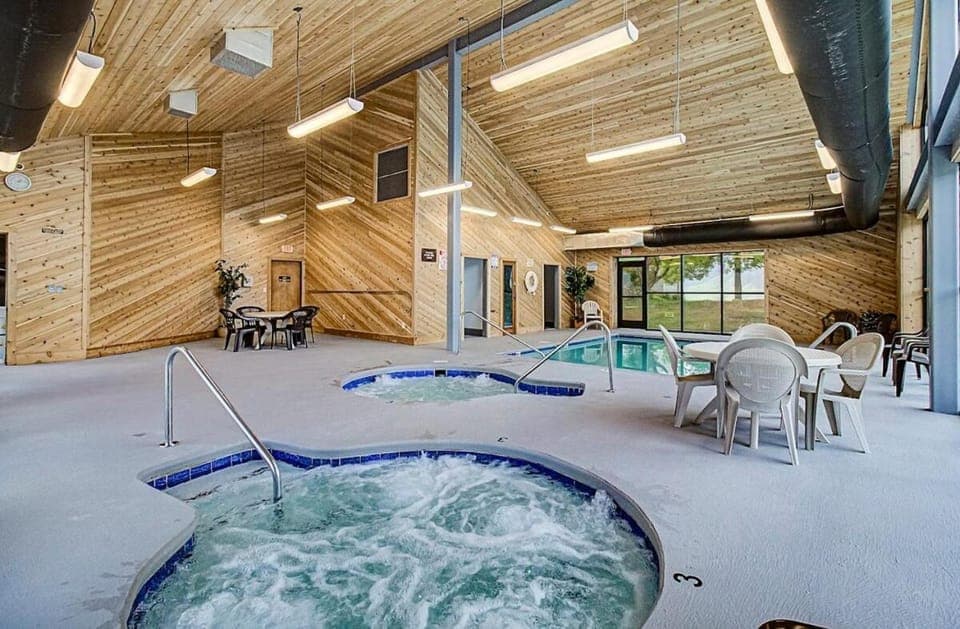 Above the Trees - Modern Studio for 2 with Views, Wifi, Pools Apartment in Gatlinburg