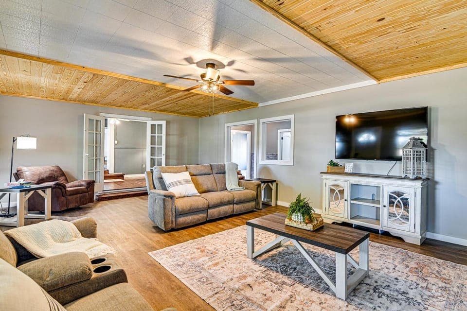 Surrounding Pasture Views! Peaceful Escape in Iuka House in Pickwick Lake