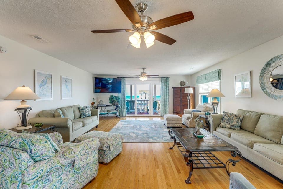Walk to Garden City Pier & Beach! Group Getaway House in Garden City