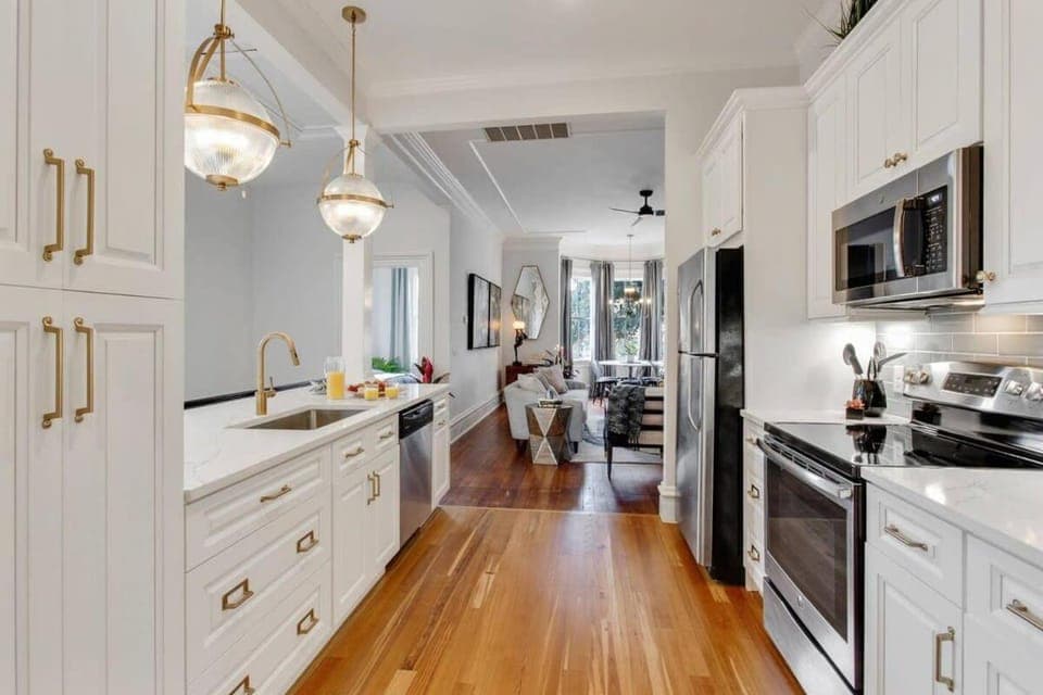 Contemporary Victorian Home Near Forsyth Park House in Savannah