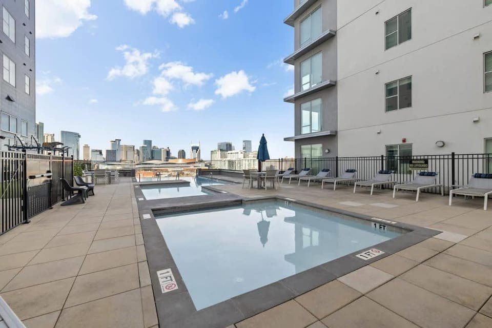 Light-filled retreat near broadway & pool Apartment in The Gulch