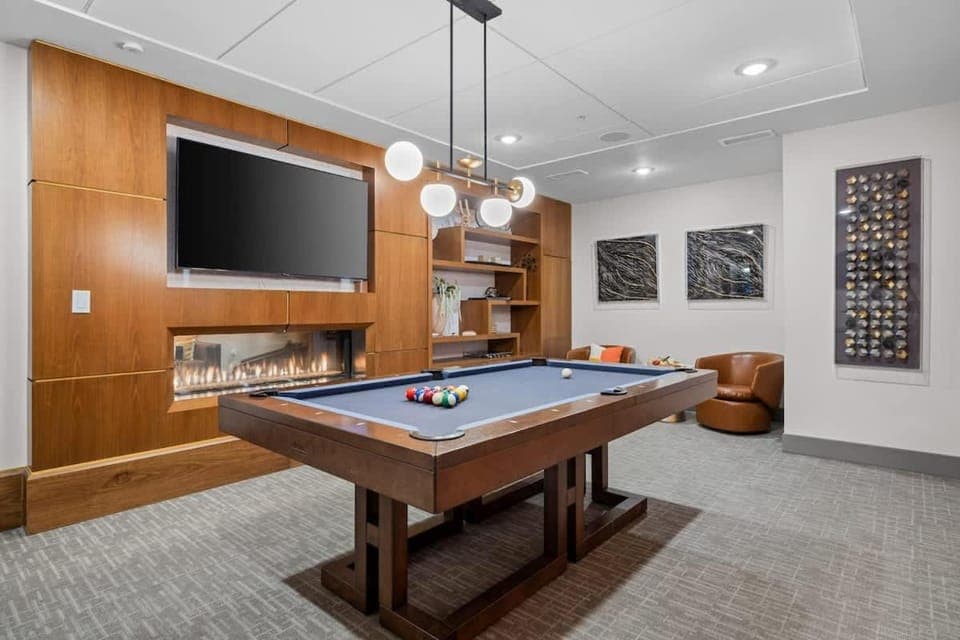 Light-filled retreat near broadway & pool Apartment in The Gulch