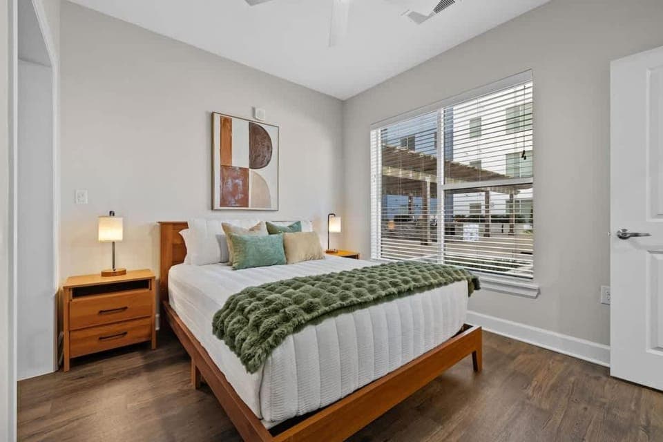 Light-filled retreat near broadway & pool Apartment in The Gulch