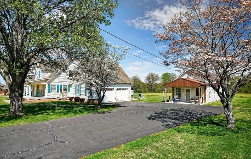 Center Hill Cottage House in Center Hill Lake