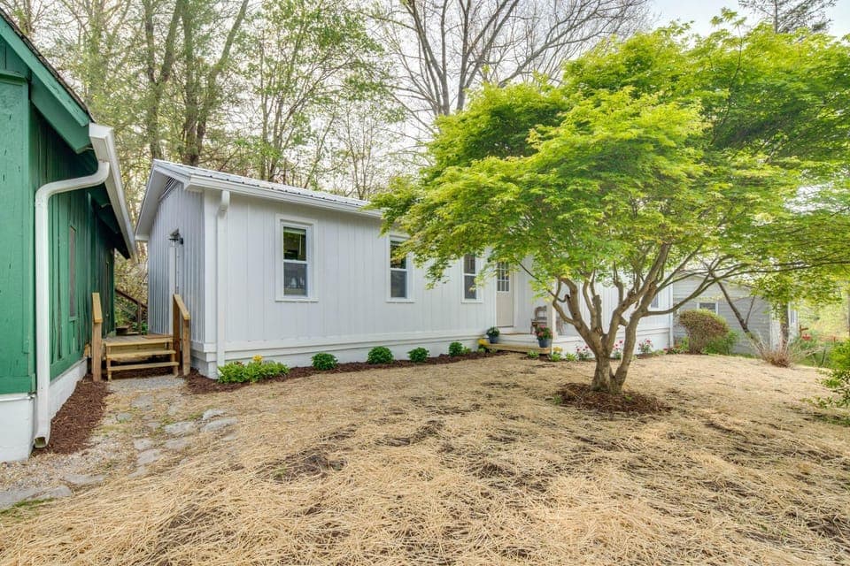 Walk to Osceola Lake! Family-Friendly Home House in Flat Rock