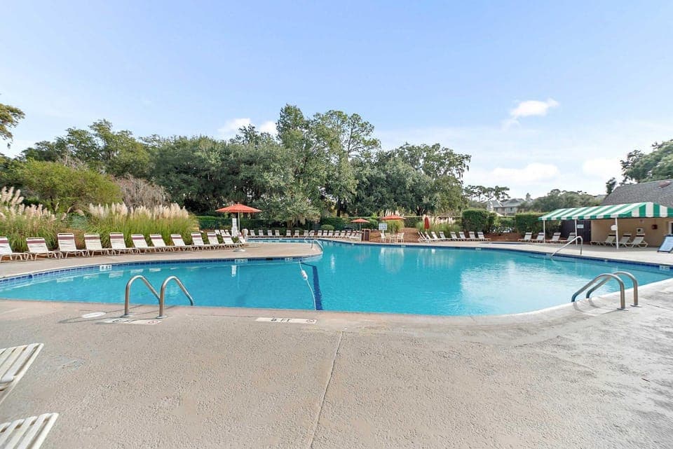 2BR Bluff Villa w Balcony Walk to Salty Dog Villa in Hilton Head Island