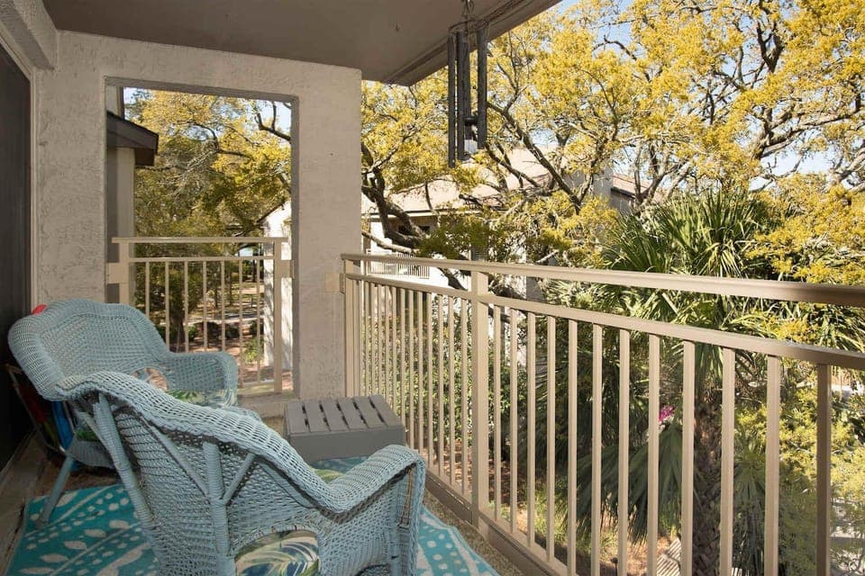 2BR Bluff Villa w Balcony Walk to Salty Dog Villa in Hilton Head Island