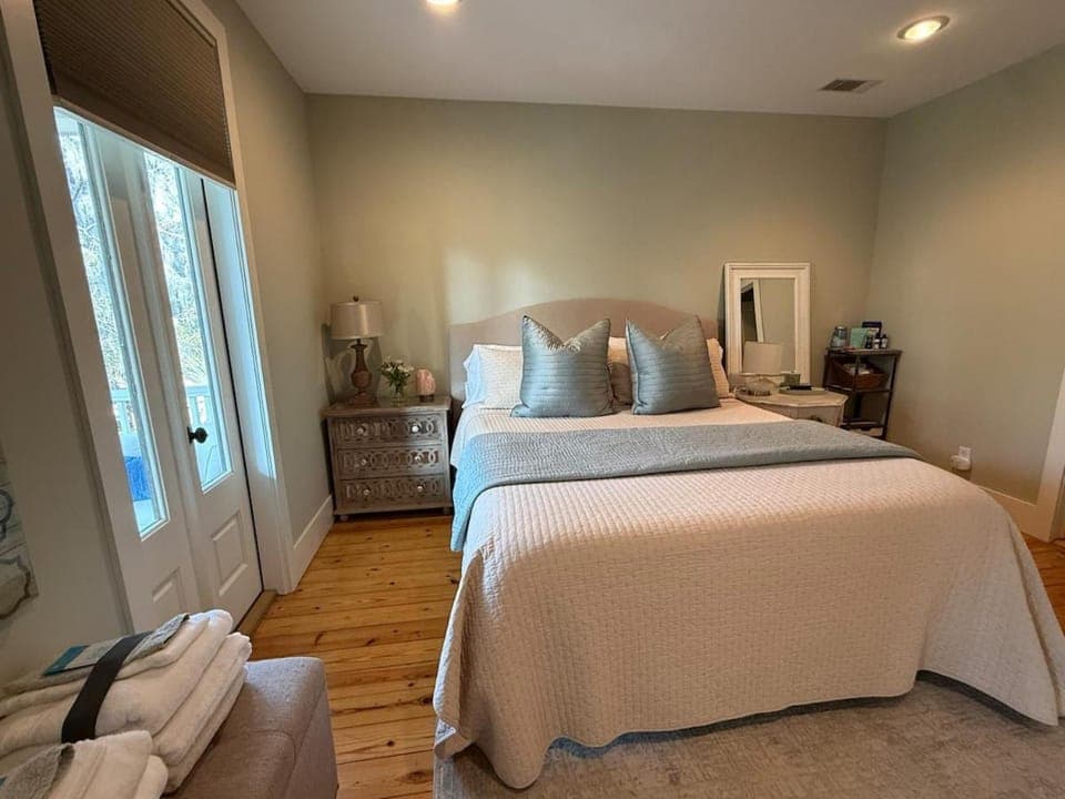 Coastal Loft in Habersham Village Apartment in Beaufort