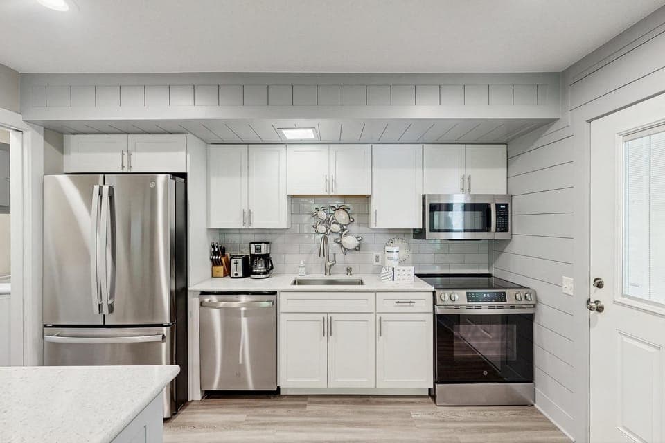 Renovated One-Level Walk to Beach 1 BR Condo Apartment in South Forest Beach