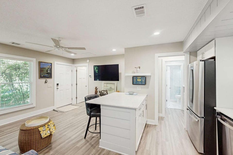 Renovated One-Level Walk to Beach 1 BR Condo Apartment in South Forest Beach