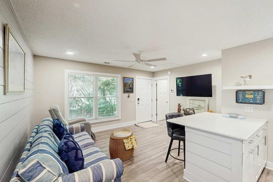 Renovated One-Level Walk to Beach 1 BR Condo Apartment in South Forest Beach