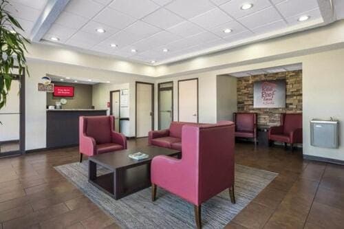 Red Roof Inn & Suites Hotel in Statesboro