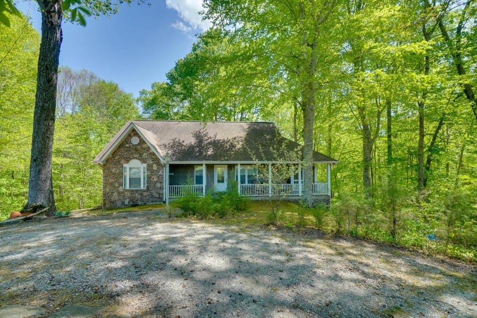 Bring Your Boat! 'All Decked Out' Byrdstown Home House in Tennessee