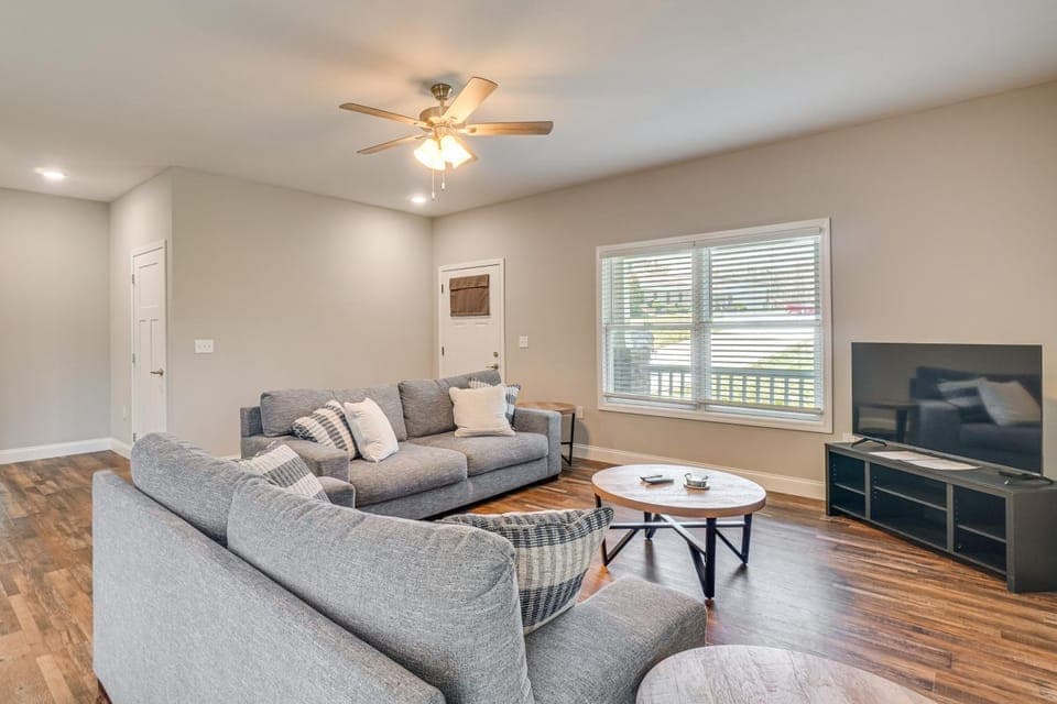 Walk to Cumberland County Playhouse! Modern Home House in Crossville