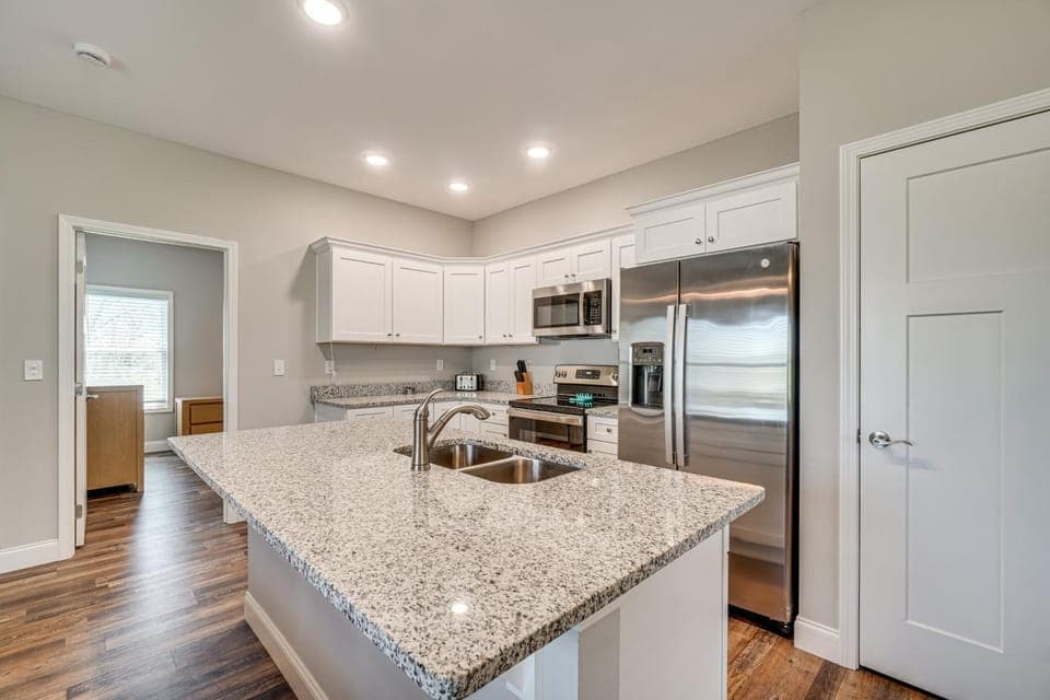 Walk to Cumberland County Playhouse! Modern Home House in Crossville