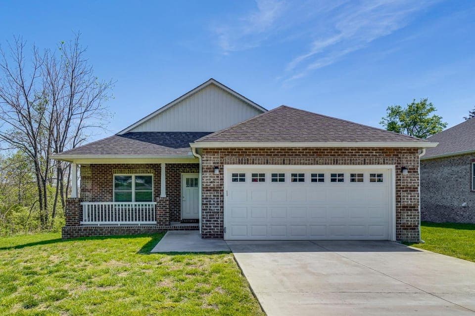 Walk to Cumberland County Playhouse! Modern Home House in Crossville