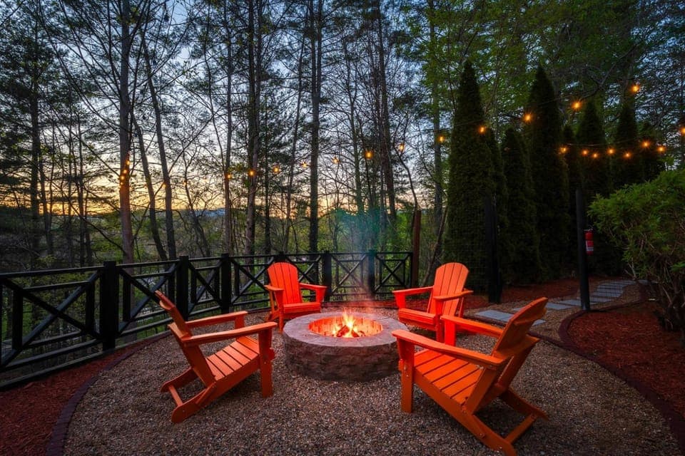 Sleeps 20 15 Mins to DT AVL Sauna Hot Tub! Vacation rental in Fairview