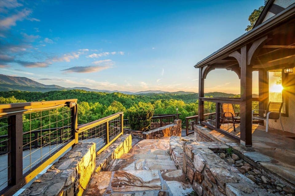 Mountain View Mansion House in Pittman Center